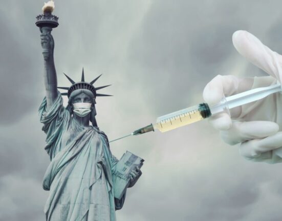 Estatua de la libertad y vacuna
