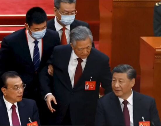 El expresidente chino abandona forzozamente el congreso del partido comunista