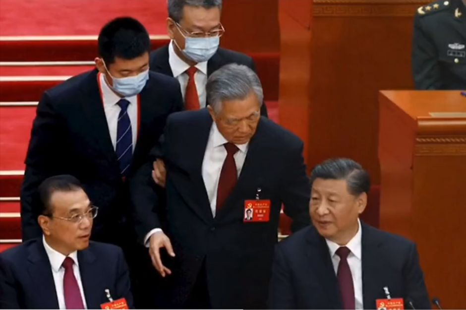 El expresidente chino abandona forzozamente el congreso del partido comunista
