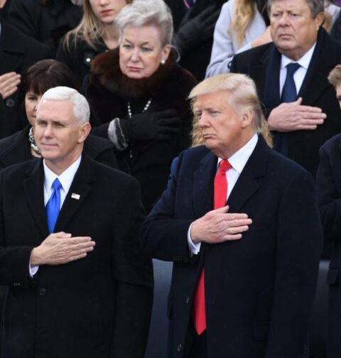 Mike Pence y Donald Trump, vicepresidente y presidente entre 2017 y 2021, durante un acto oficial. Imagen de archivo.