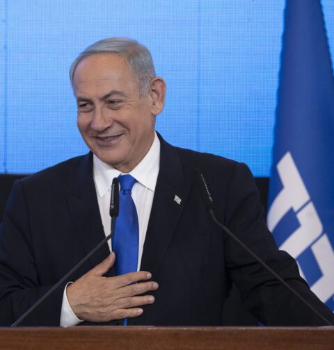 Netanyahu sonríe y saluda a los medios en una comparecen cia pública