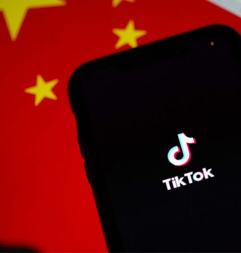TikTok con la bandera de China de fondo.
