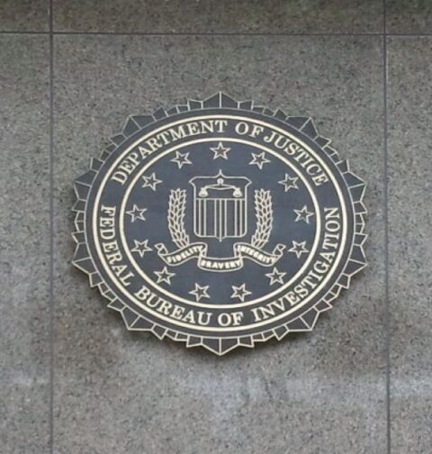 El logo del FBI sobre una pared.