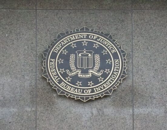 El logo del FBI sobre una pared.