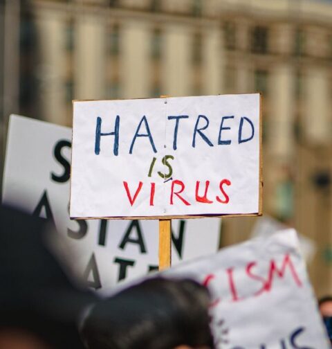 Cartel del "Odio es un viros" en una manifestación contra los delitos de odio