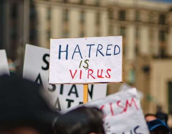 Cartel del "Odio es un viros" en una manifestación contra los delitos de odio