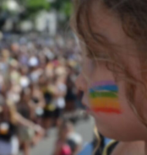 Una niña con la bandera LGBT pintada en la cara durante el desfile del Orgullo gay.