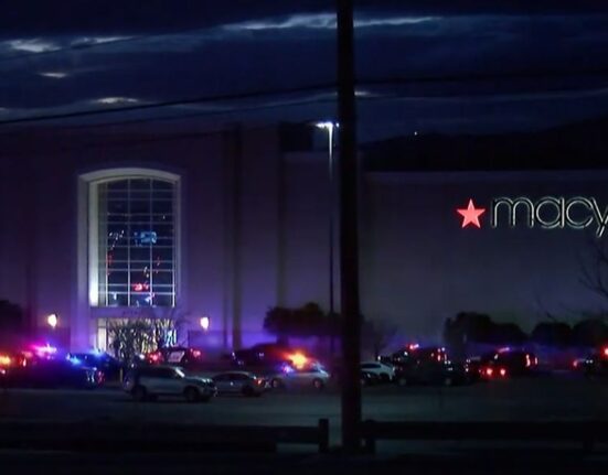 A shooting at the Cielo Vista Mall (El Paso, Texas) leaves at least one dead.