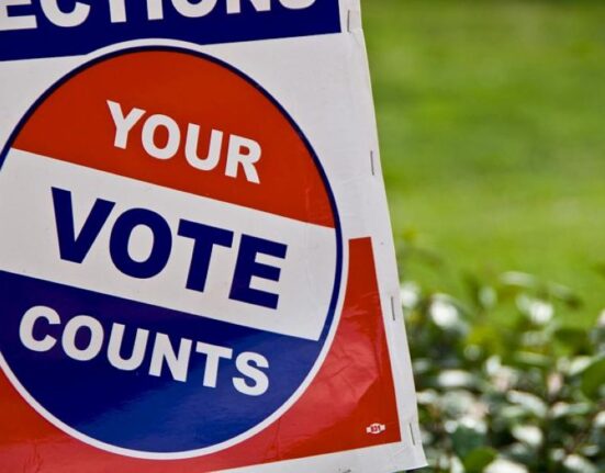 Imagen que dice "tu voto cuenta" en inglés.