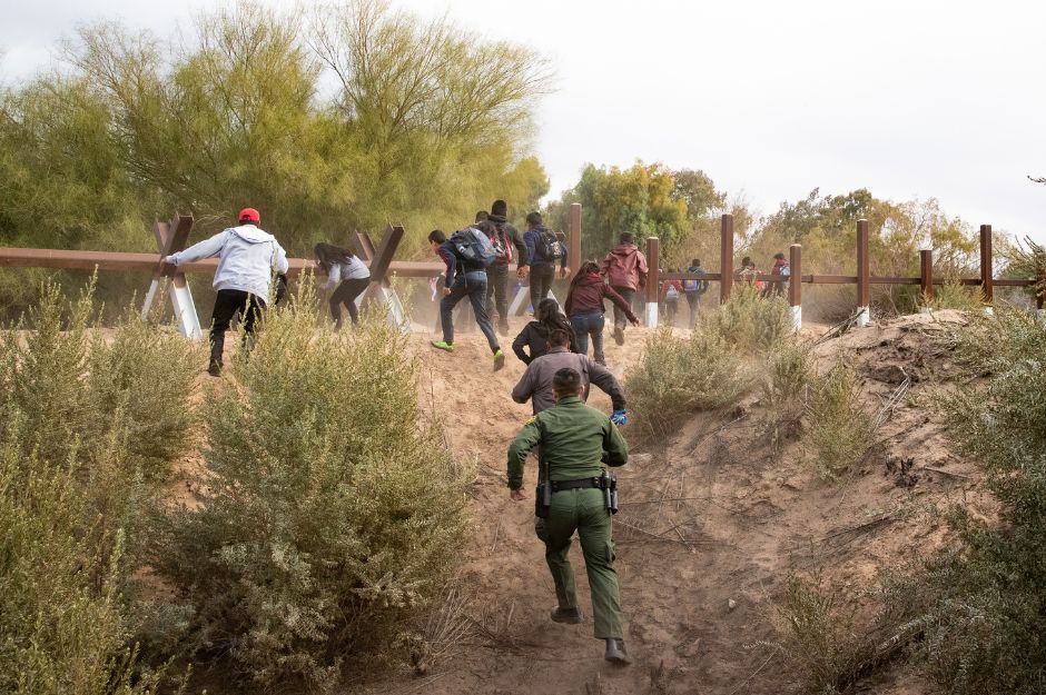 Un grupo de inmigrantes ilegales huye de un agente de la Patrulla Fronteriza.