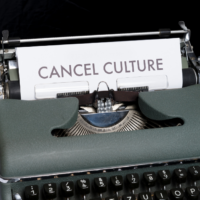 Máquina de escribir con escrito sobre la cultura de la cancelación