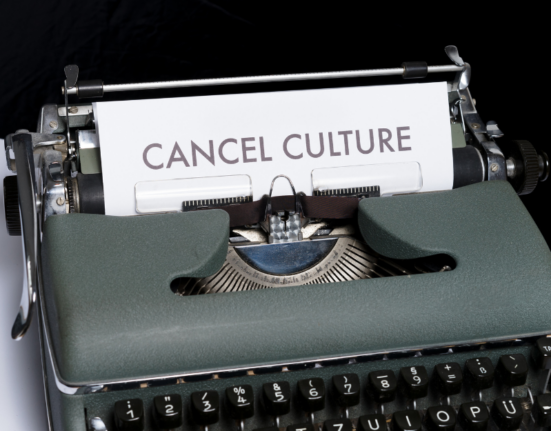 Máquina de escribir con escrito sobre la cultura de la cancelación