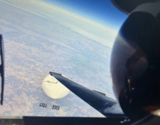 Selfie de un piloto del ejército sobrevolando el globo espía chino
