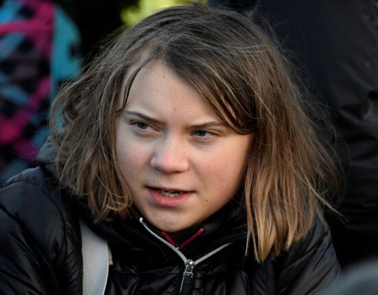 Greta Thunberg, activista sueca por el clima, entre un grupo de activistas a las puertas de la mina de lignito a cielo abierto Garzweiler II, el 17 de enero de 2023.