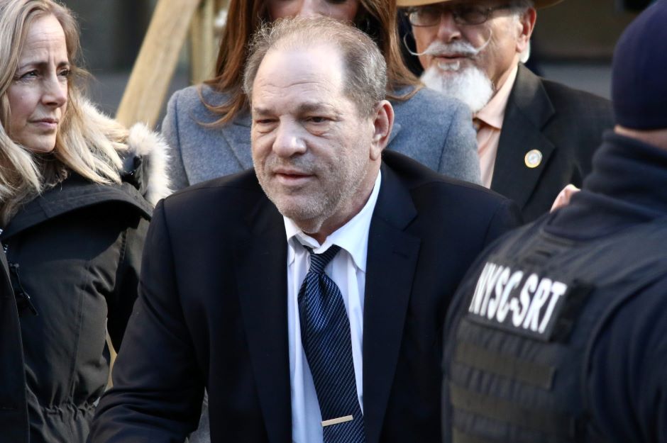 Harvey Weinstein saliendo del tribunal tras un día de deliberaciones del jurado en su juicio en Nueva York.