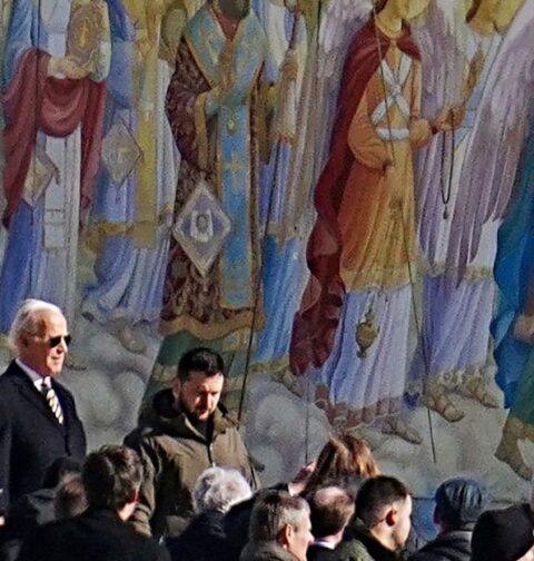 Joe Biden visita Ucrania por primera vez desde el inicio de la invasión rusa. En la imagen, pasea con Volodímir Zelensky junto a la Catedral de Sofía.