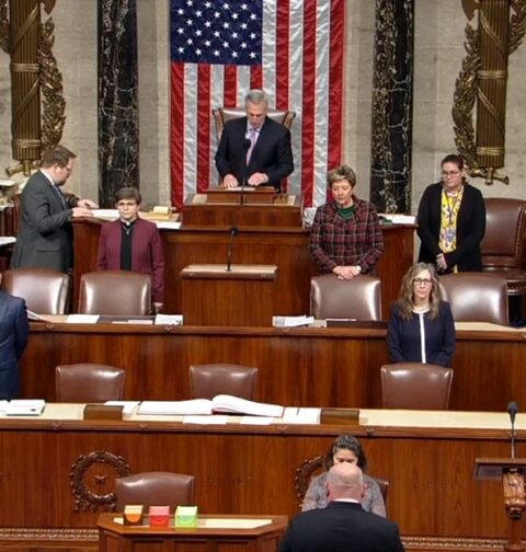El Speaker de la Cámara de Representantes abre la sesión en la que se votó el bloqueo de dos leyes de D.C.
