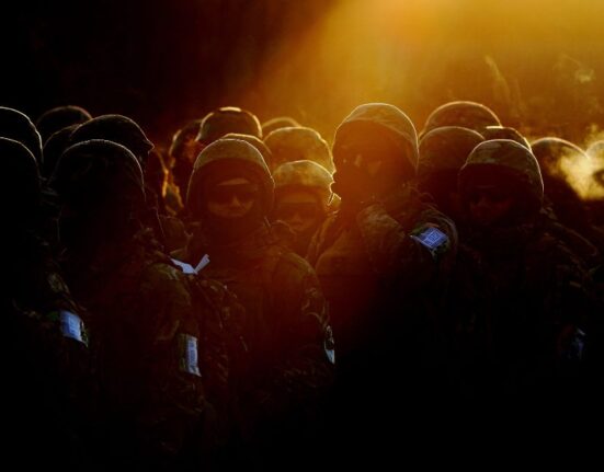 Soldados ucranianos esperan órdenes cuando se cumple un año del comienzo de la invasión rusa. Una lucha que se ha extendido a las cifras.