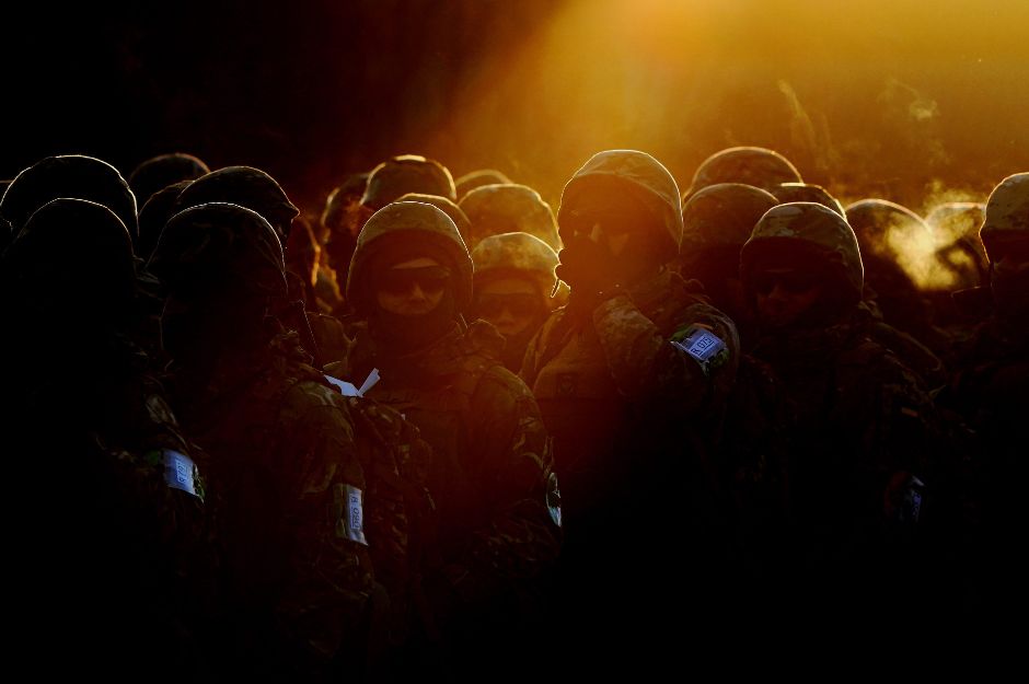 Soldados ucranianos esperan órdenes cuando se cumple un año del comienzo de la invasión rusa. Una lucha que se ha extendido a las cifras.