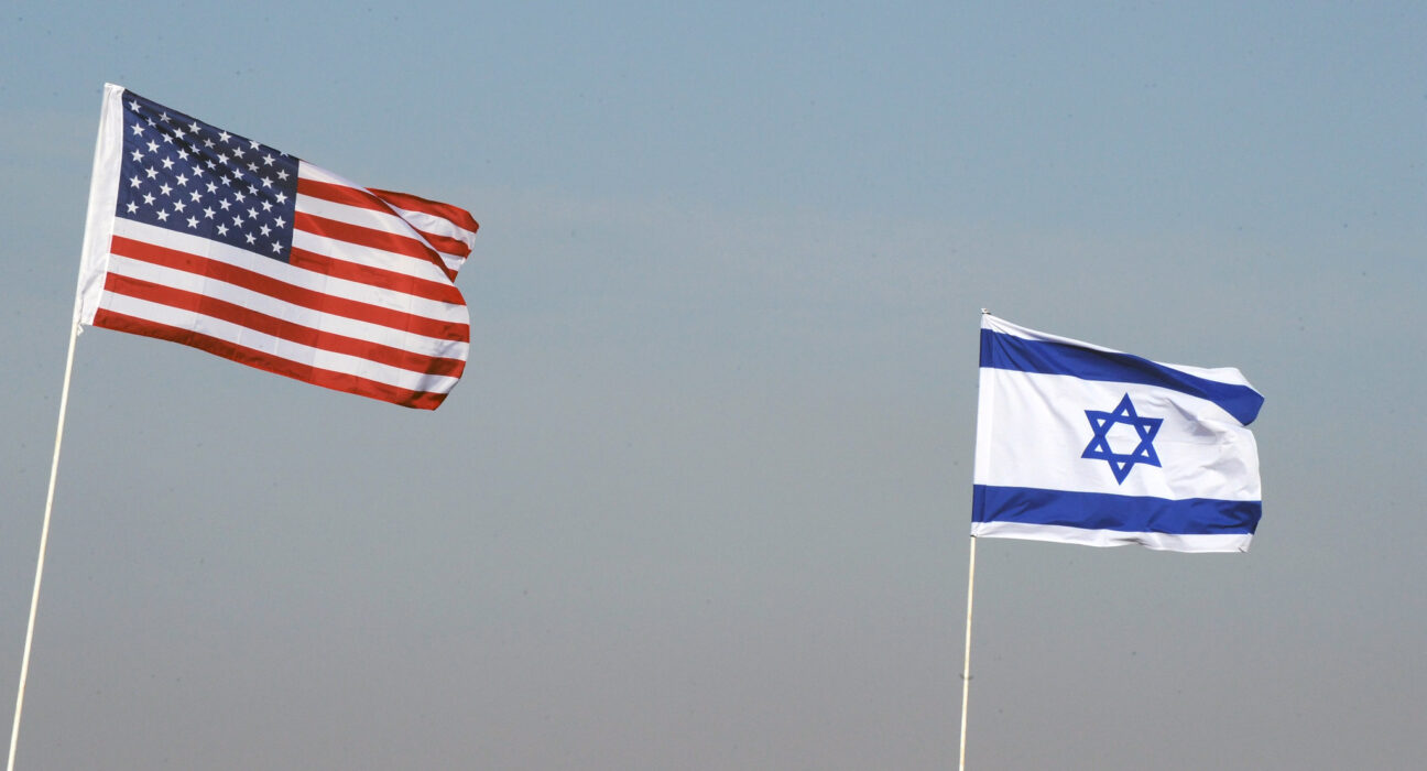 Las banderas de EEUU e Israel.