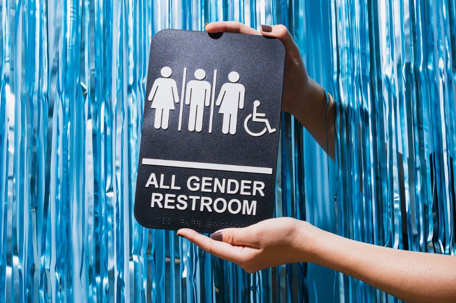 Los demócratas de California quieren que las escuelas públicas tengan baños de género neutro.