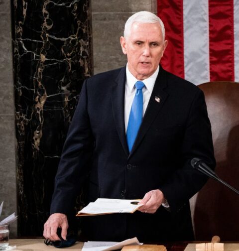 El exvicepresidente Mike Pence preside una sesión conjunta del Congreso para certificar los resultados del Colegio Electoral de 2020 en el Capitolio en Washington, DC, el 6 de enero de 2020, previo al asalto al Capitolio (foto de archivo).