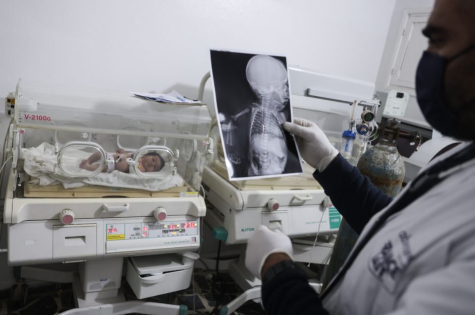 Una recién nacida reposa en una incubadora durante su revisión médica en un hospital infantil de la ciudad siria de Afrin. Aya, la llamada "bebé milagro", fue rescatada de debajo de una casa destruida, con el cordón umbilical aún atado a su madre muerta, tras un mortífero terremoto que desgarró la frontera turco-siria.