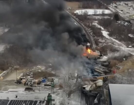 Tren de mercancías tóxicas que descarriló en East Palestine (Ohio) el 3 de febrero de 2023.