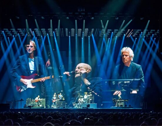 El grupo de rock británico Genesis (Phil Collins, Mike Rutherford y Tony Banks) en concierto en el U Arena de La Defense, cerca de París, con motivo de la última gira del grupo. A la batería, Nicholas Collins, hijo de Phil Collins.