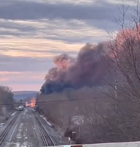 Tren descarrilado en East Palestine (Ohio) el 3 de febrero de 2023. Se virtió material tóxico como fosgeno y cloruro de hidrógeno.