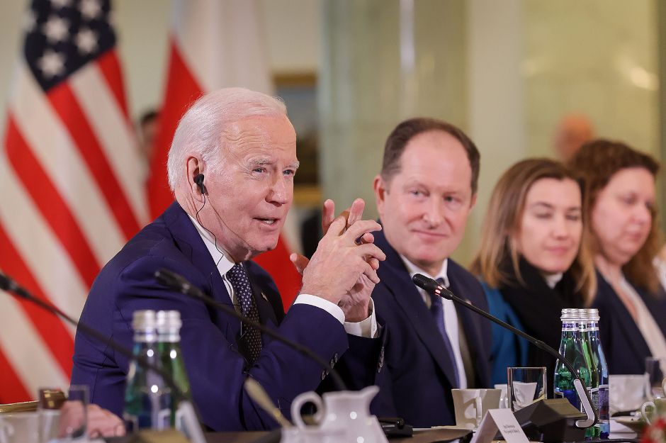 Joe Biden (izq.) se reúne con el presidente polaco Andrzej Duda en el Palacio Presidencial de Varsovia el 21 de febrero de 2023.
