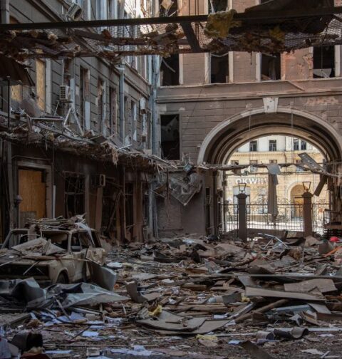 25 de marzo de 2022, Kharkiv, Maine, Ucrania: Apartamentos destruidos en el centro de la ciudad de Kharkiv, Ucrania.