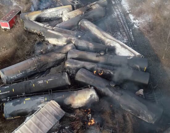 Accidente de East Palestine (Ohio) el 3 de febrero de 2023. Un tren de mercancías que portaba componentes químicos operado por Norfolk Southern descarriló en la localidad. Toneladas de material tóxico se desprendió, causando la evacuación de la ciudad (imagen de archivo).