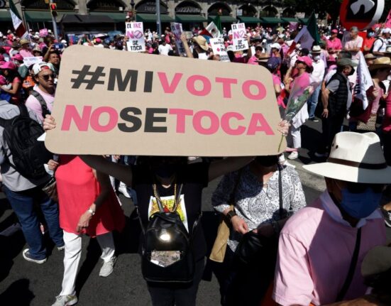 Miles de personas participan en el mitin ¡El INE (Instituto Nacional Electoral) no toca! en el Zócalo de la Ciudad de México. el 26 de febrero de 2023 en la Ciudad de México, México.