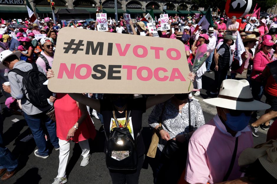 Miles de personas participan en el mitin ¡El INE (Instituto Nacional Electoral) no toca! en el Zócalo de la Ciudad de México. el 26 de febrero de 2023 en la Ciudad de México, México.