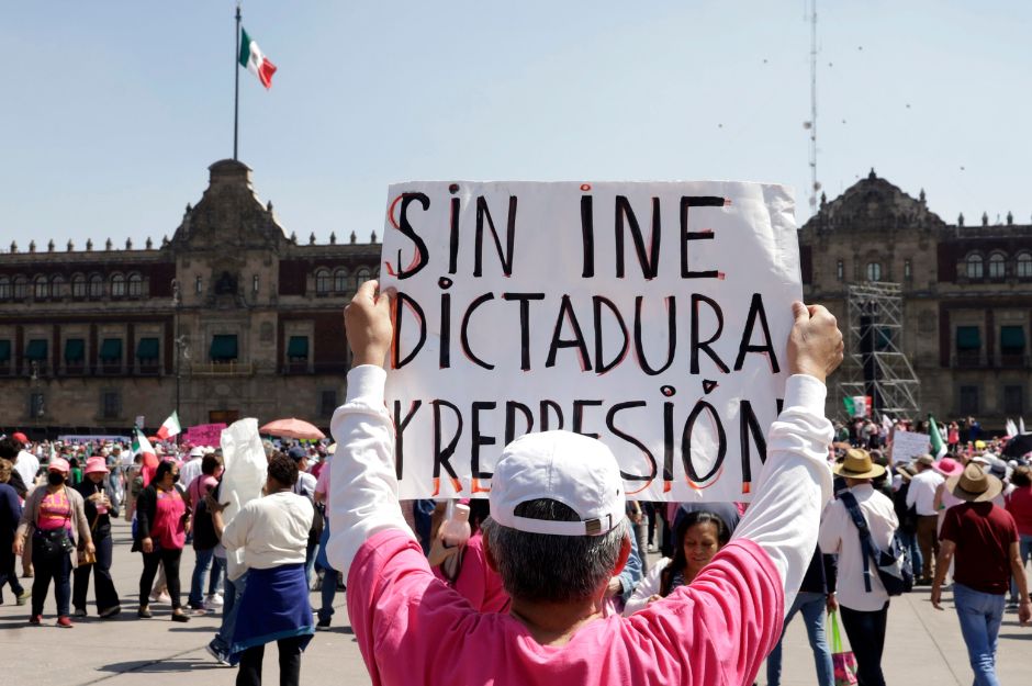 Miles de personas participan en el mitin ¡El INE (Instituto Nacional Electoral) no toca! en el Zócalo de la Ciudad de México. el 26 de febrero de 2023 en la Ciudad de México, México (imagen de archivo).