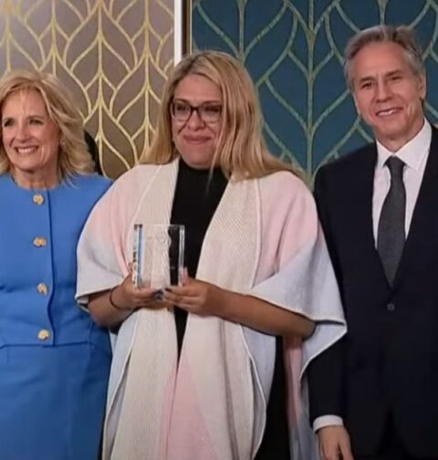 Jill Biden Y Anthony Blinken entregan el Premio Internacional a las Mujeres de Coraje al trans Alba Rueda en la Casa Blanca.
