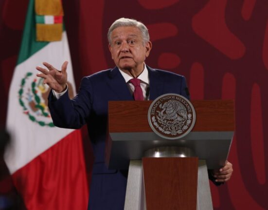 El presidente de México Andrés Manuel López Obrador gesticula durante una conferencia en Palacio Nacional.