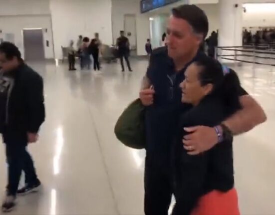 Bolsonaro posa con simpatizantes en el aeropuerto de Florida.