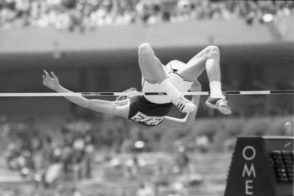 Dick Fosbuy salta durante las olimpiadas de 1968 en México.