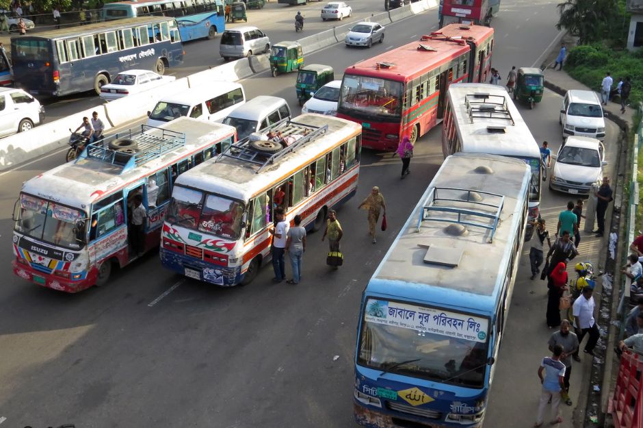 Un autobús en Bangladesh cayó por una zanja dejando 19 muertos y 20 heridos