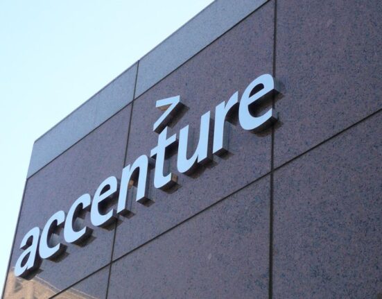 Logo de la empresa tecnológica Accenture desde una de sus oficinas.