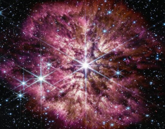 Imagen captada por el telescopio James Webb de una estrella en la cúspide de la muerte el 14 de marzo de 2023.