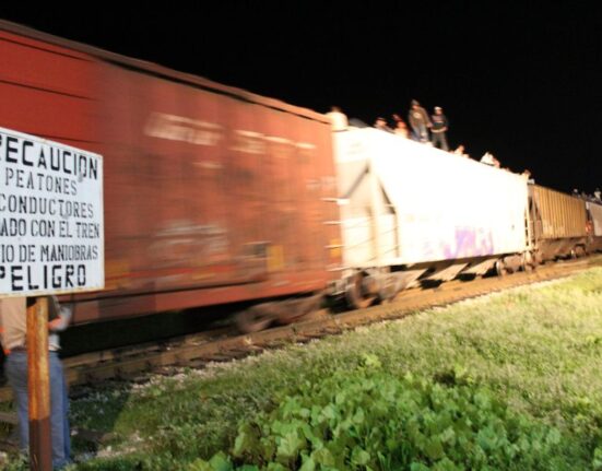 Inmigrantes ilegales intentan cruzar la frontera ocultos en vagones de tren en Texas.