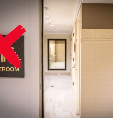 Arkansas prohíbe el acceso a las personas trans a baños públicos que no pertenezcan a su sexo biológico
