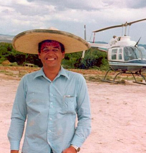 Fotografía de archivo de Kiki Camarena, vistiendo un sombrero mexicano y posando delante de un helicóptero.