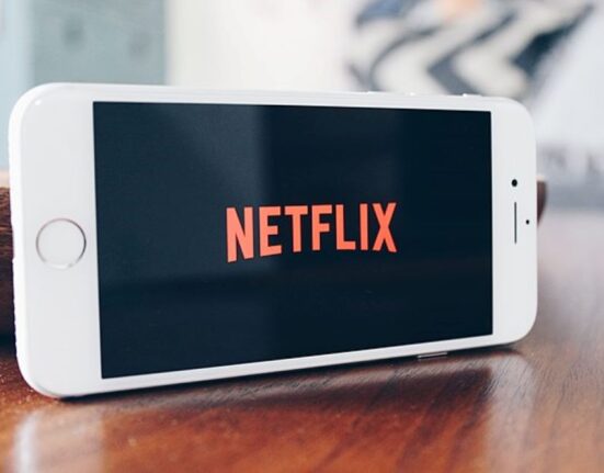 El conocido logotipo de Netflix, visto en un teléfono celular.