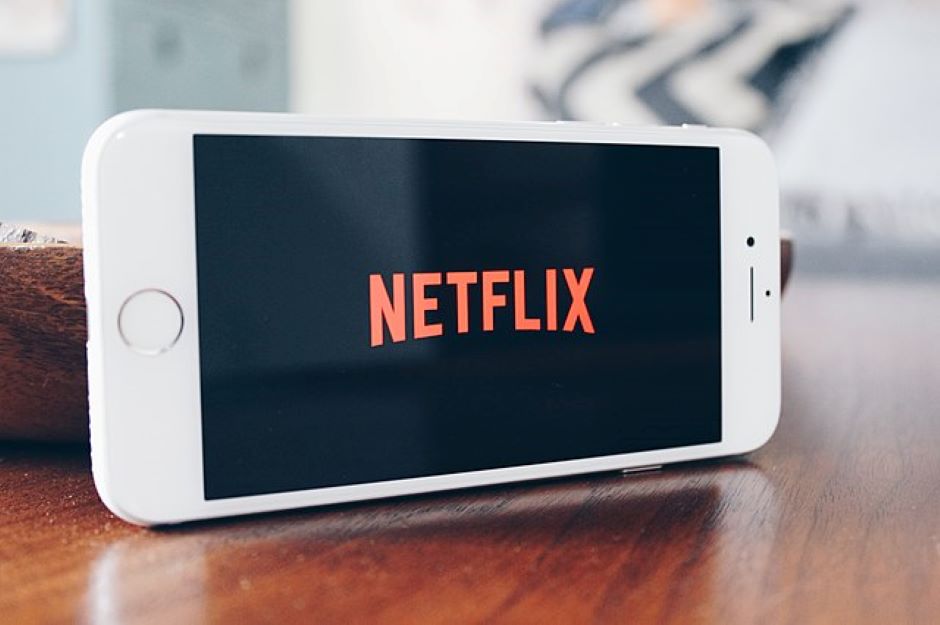 El conocido logotipo de Netflix, visto en un teléfono celular.