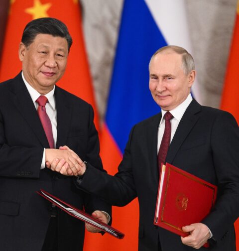 Xi Jinping y Vladimir Putin se dan la mano luego de alcanzar acuerdos económicos