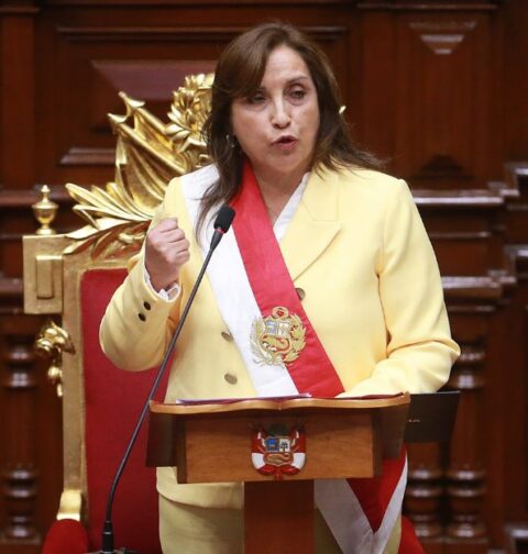 La presidenta del Perú Dina Boularte durante un discurso.